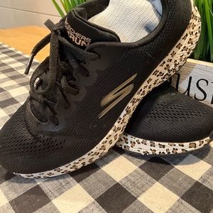 Women’s Sketchers Air cooled GoGa mat Leopard run shoes
